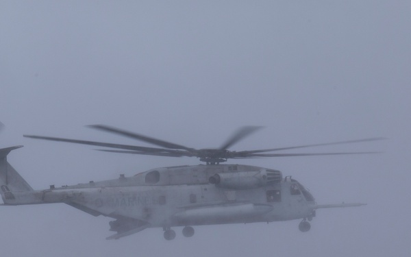 U.S. Marines, Canadian Soldiers helocast together during RIMPAC