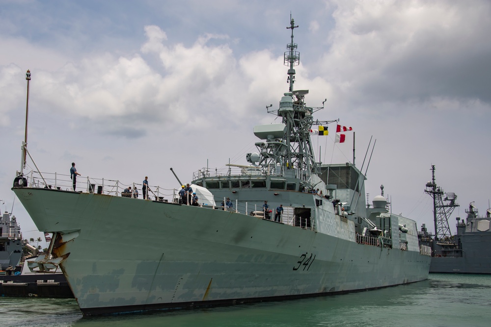 HMCS Ottawa Departs Pearl Harbor During RIMPAC 2018