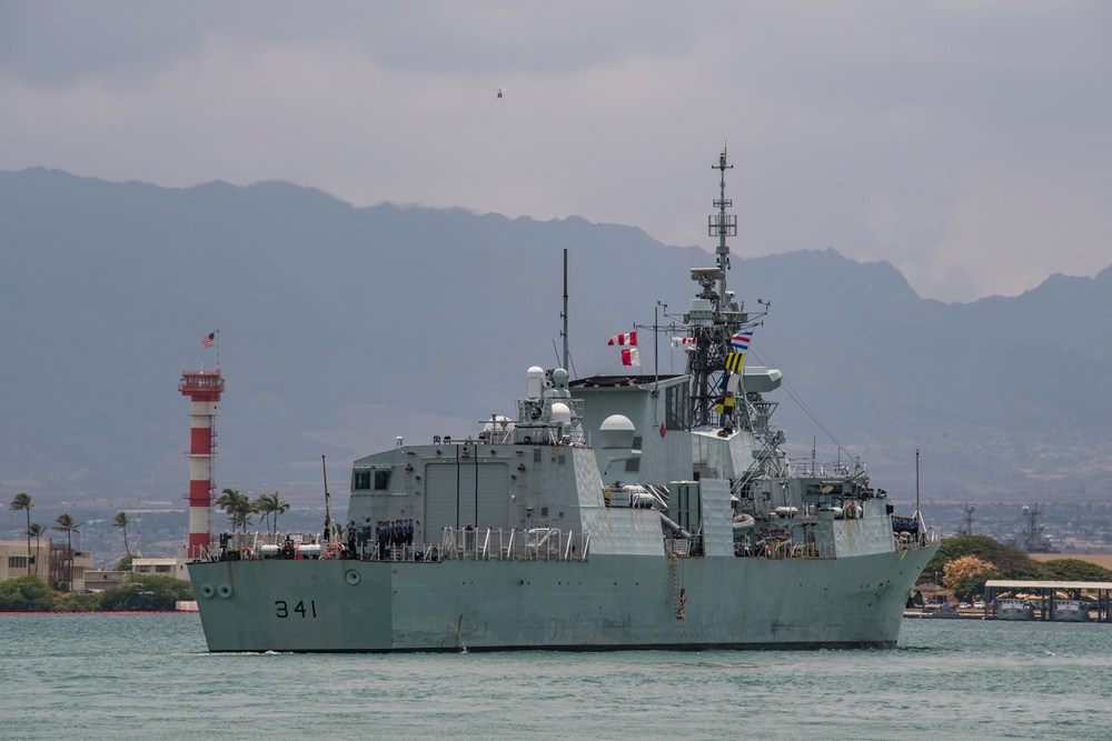 HMCS Ottawa Departs Pearl Harbor During RIMPAC 2018