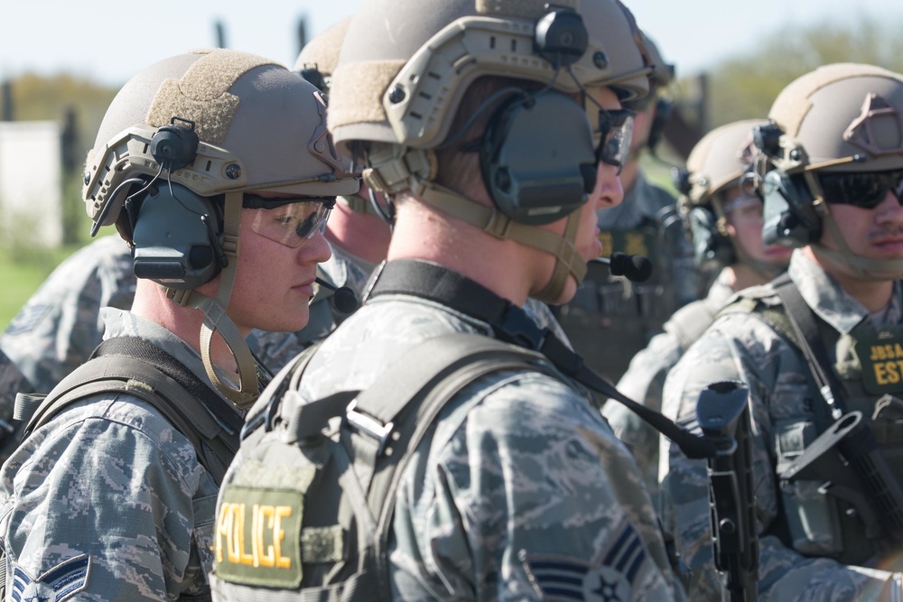 JBSA 802nd SFS &amp; Bexar County Sheriff's Office members attend advanced S.W.A.T. Course