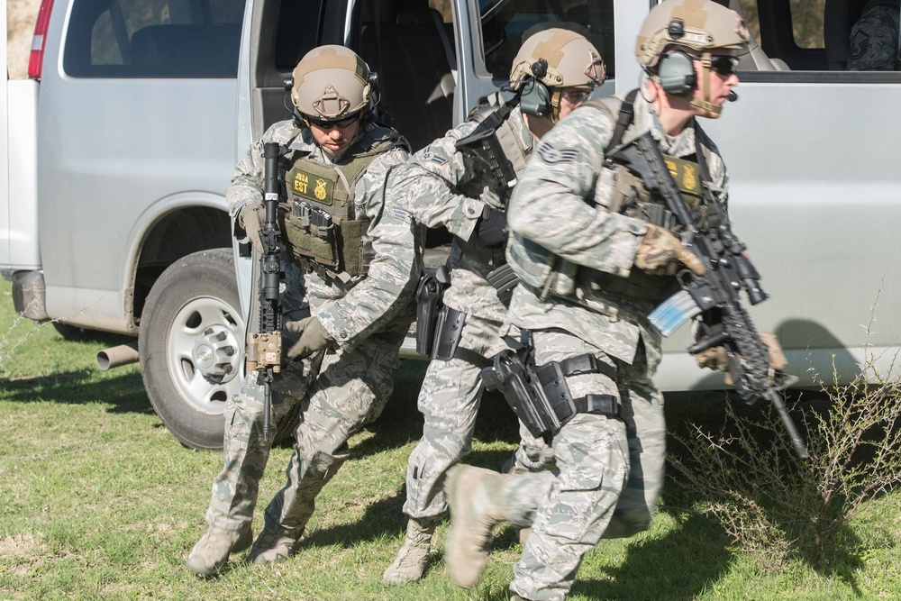 JBSA 802nd SFS &amp; Bexar County Sheriff's Office members attend advanced S.W.A.T. Course