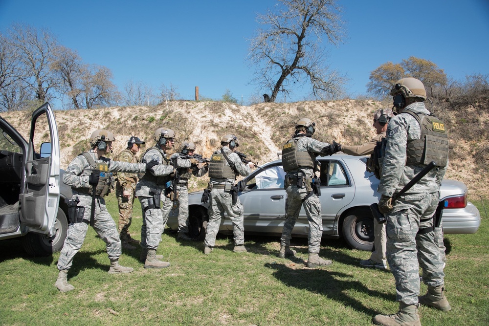 JBSA 802nd SFS &amp; Bexar County Sheriff's Office members attend advanced S.W.A.T. Course