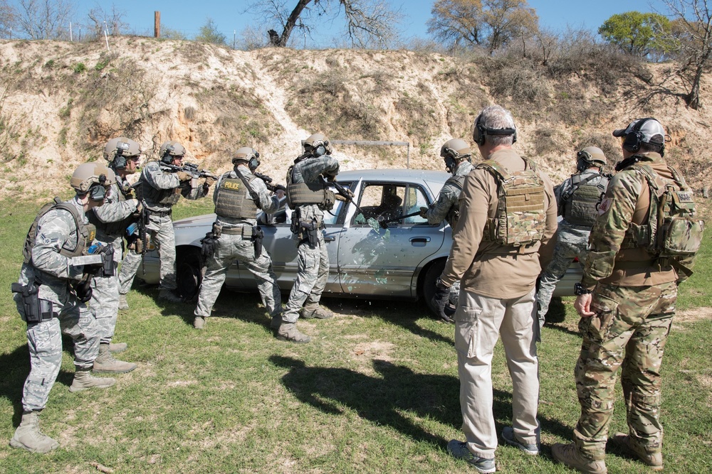 JBSA 802nd SFS &amp; Bexar County Sheriff's Office members attend advanced S.W.A.T. Course