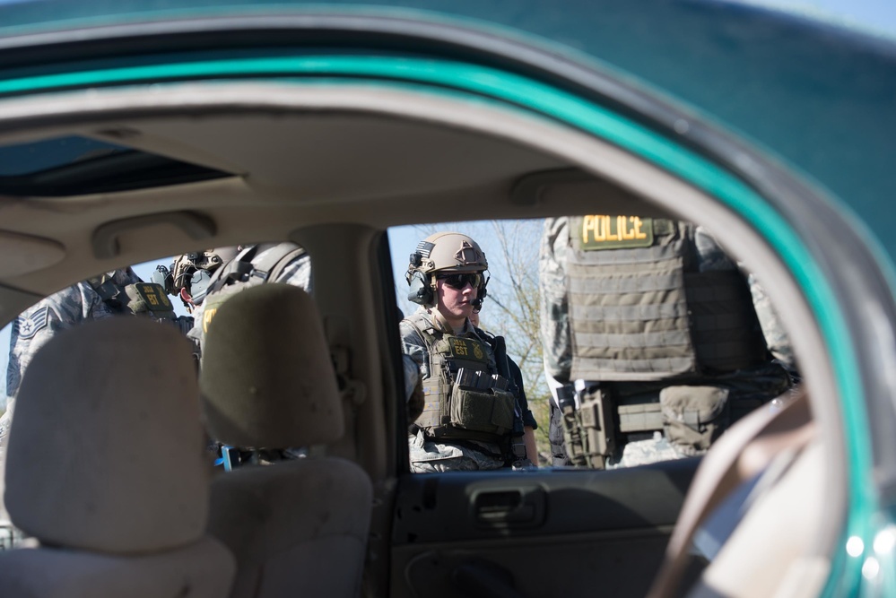 JBSA 802nd SFS &amp; Bexar County Sheriff's Office members attend advanced S.W.A.T. Course