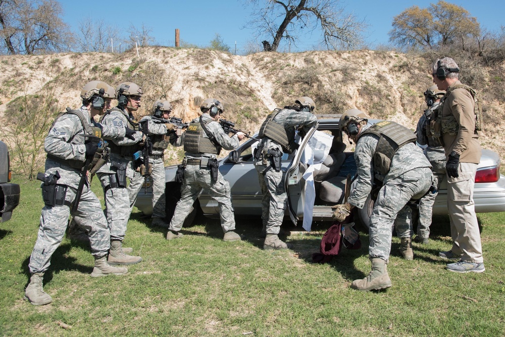 JBSA 802nd SFS &amp; Bexar County Sheriff's Office members attend advanced S.W.A.T. Course