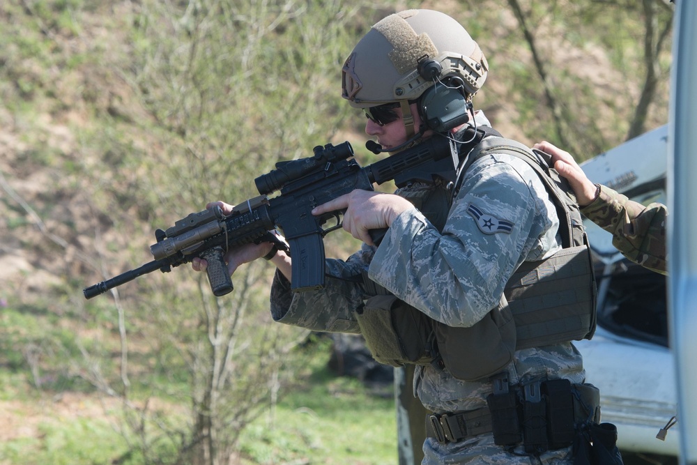 JBSA 802nd SFS &amp; Bexar County Sheriff's Office members attend advanced S.W.A.T. Course