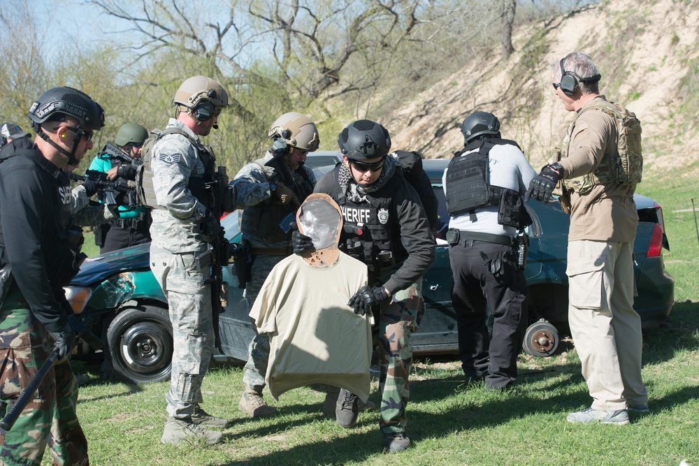 JBSA 802nd SFS &amp; Bexar County Sheriff's Office members attend advanced S.W.A.T. Course