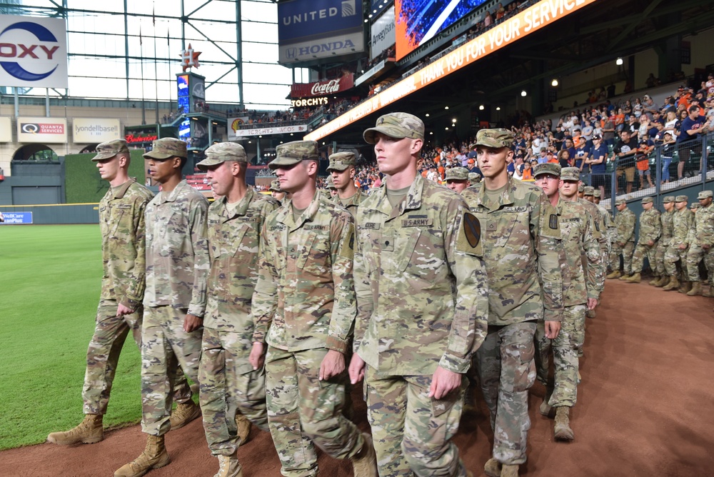 13th ESC Commanding General reenlists 100 Soldiers before Astros Game