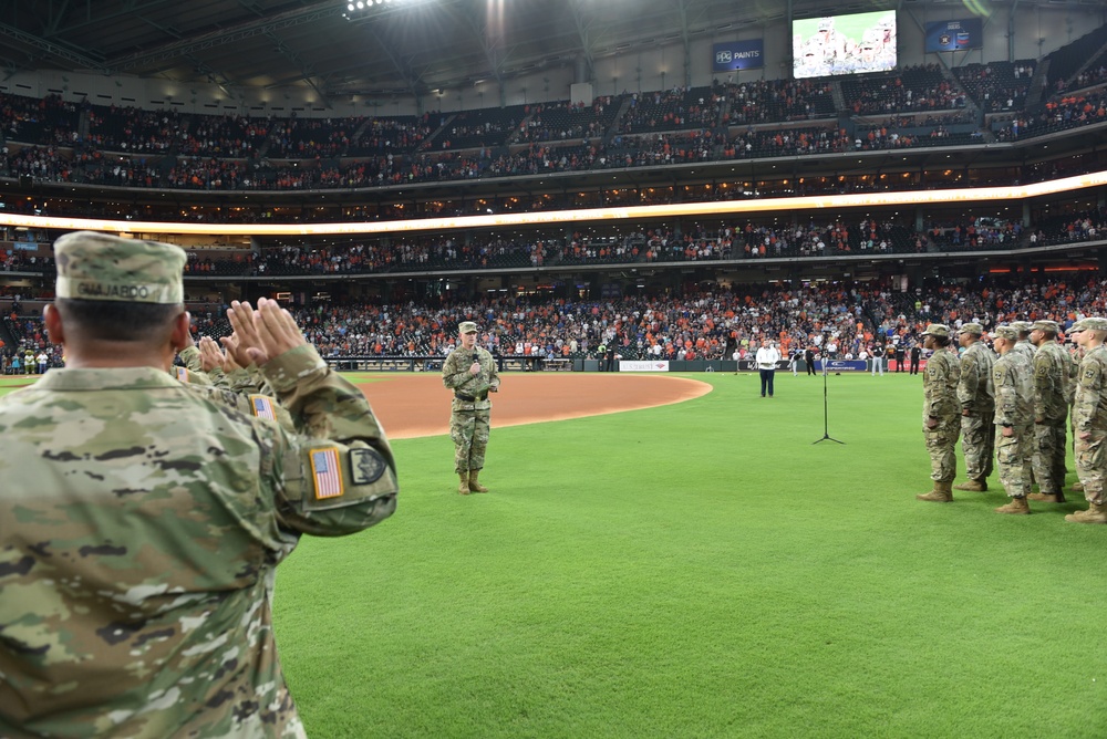 13th ESC Commanding General reenlists 100 Soldiers before Astros Game