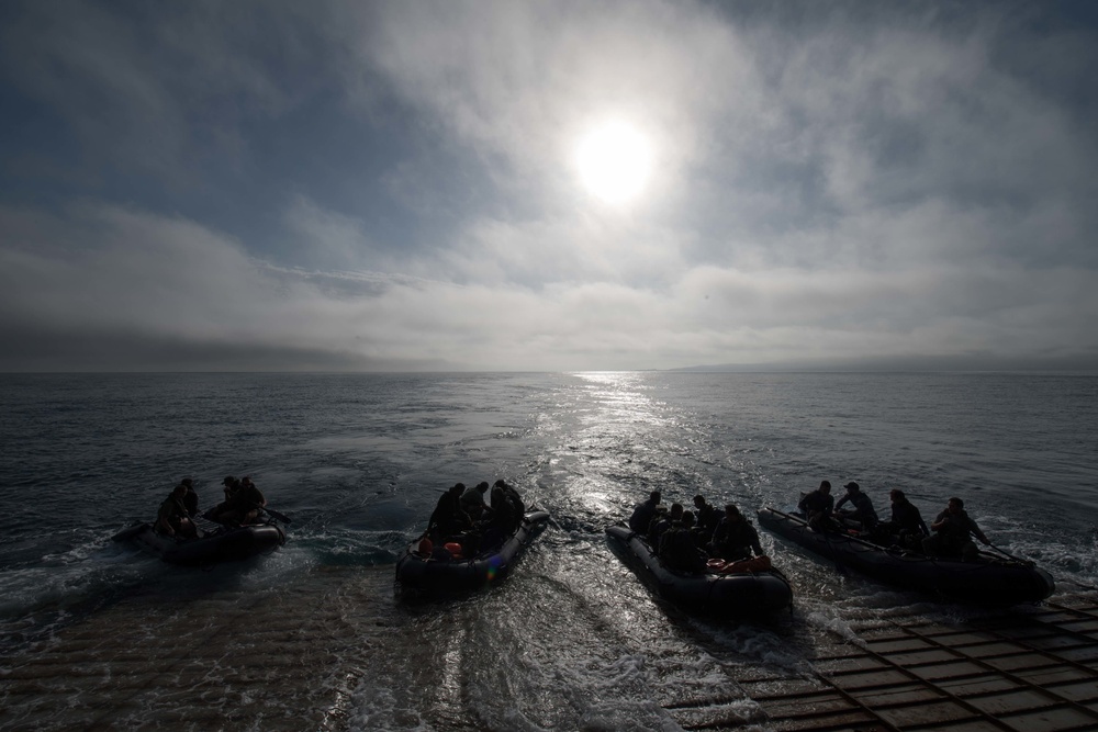 USS Harpers Ferry conducts amphibious operations