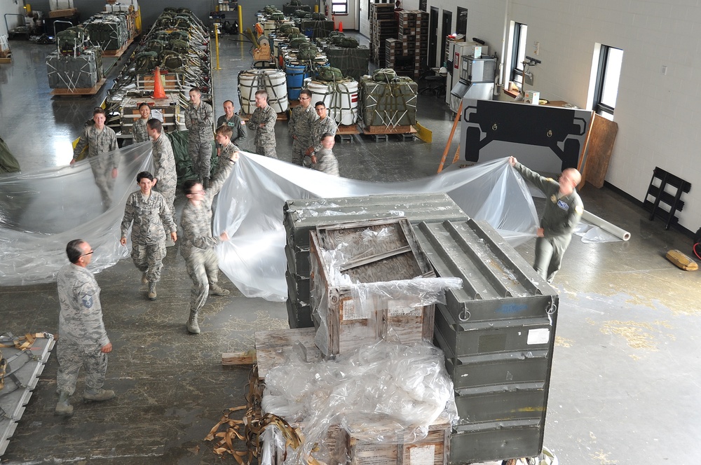 ROTC cadets tour 403rd Wing