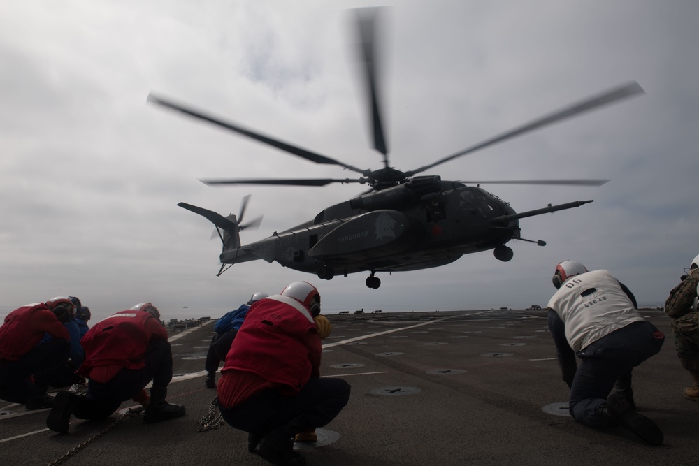 USS Harpers Ferry, HM-14 Conduct A Pouncer Operation