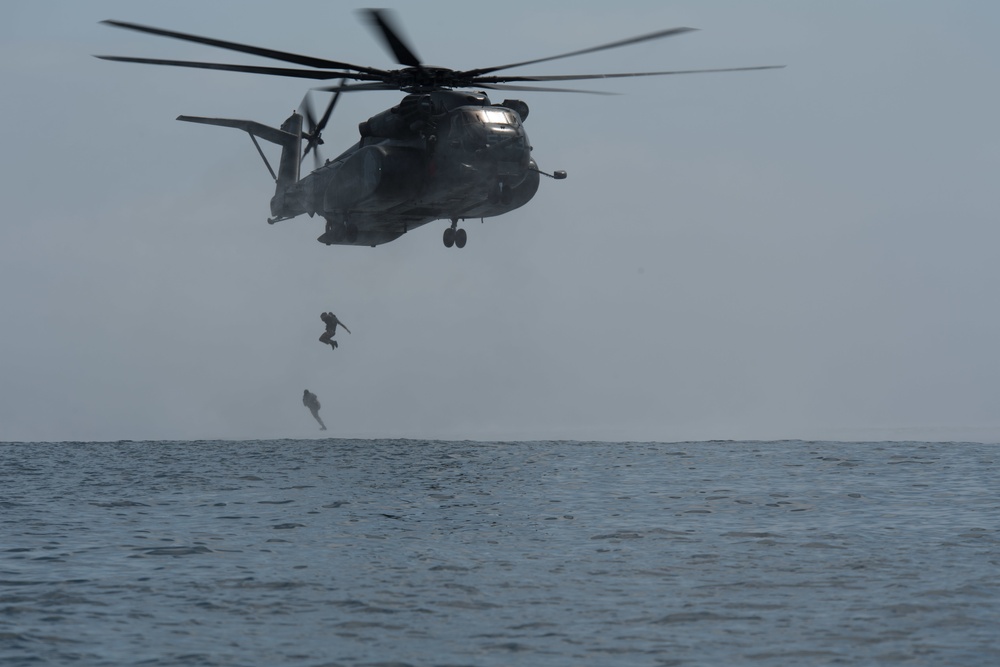 USS Harpers Ferry and HM-14 Conduct A Pouncer Operation