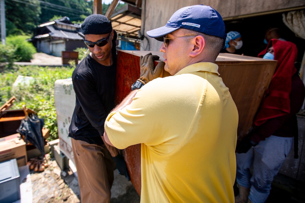 MCAS Iwakuni residents volunteer in flood clean up