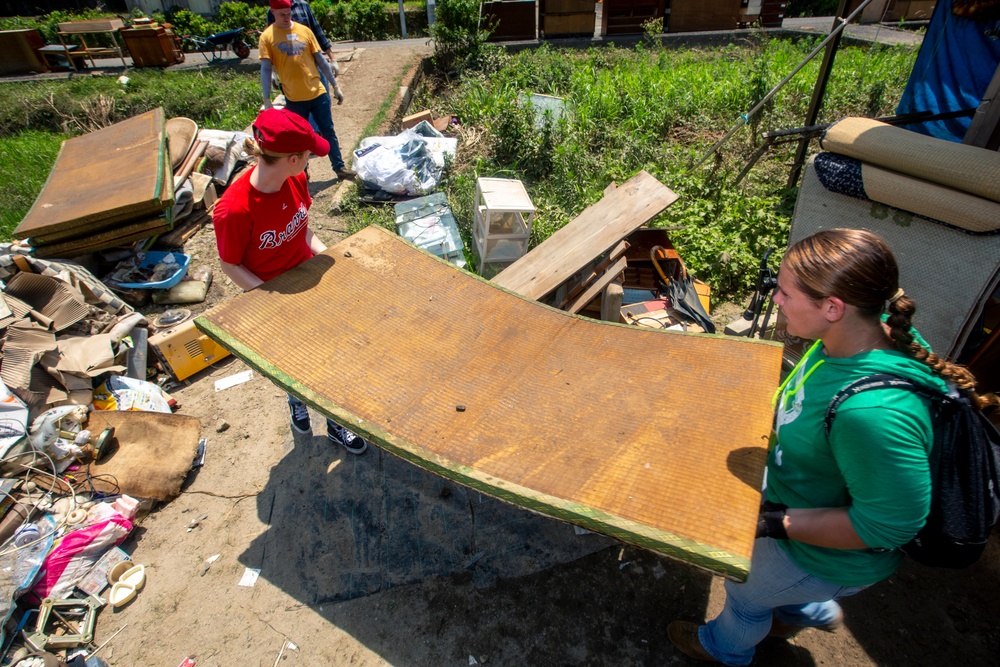 MCAS Iwakuni residents volunteer in flood clean up