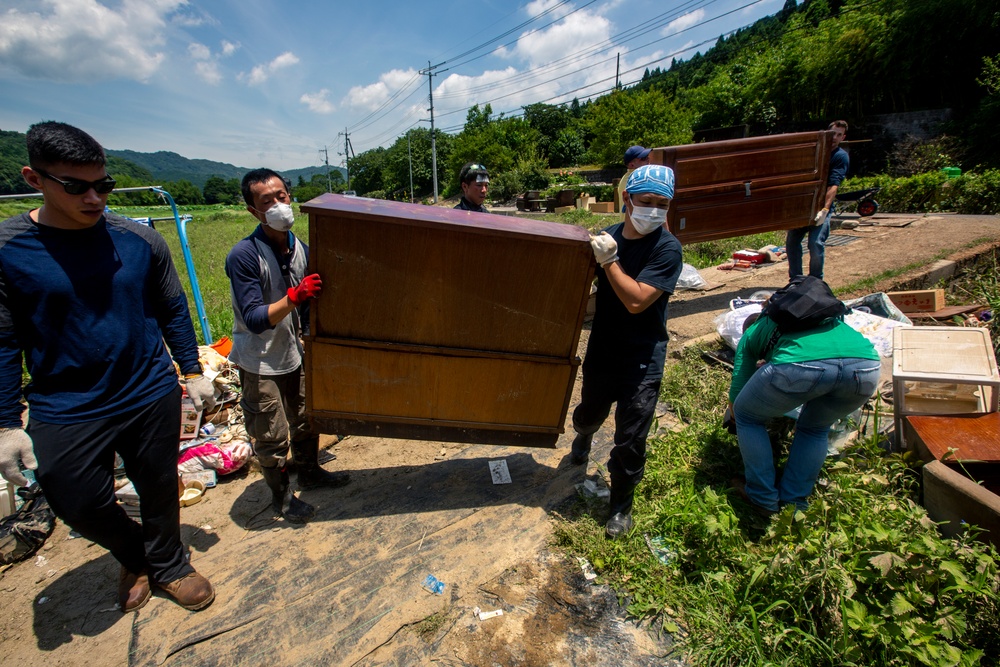 MCAS Iwakuni residents volunteer in flood clean up