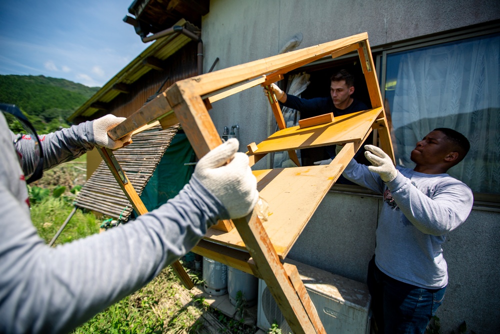 MCAS Iwakuni residents volunteer in flood clean up