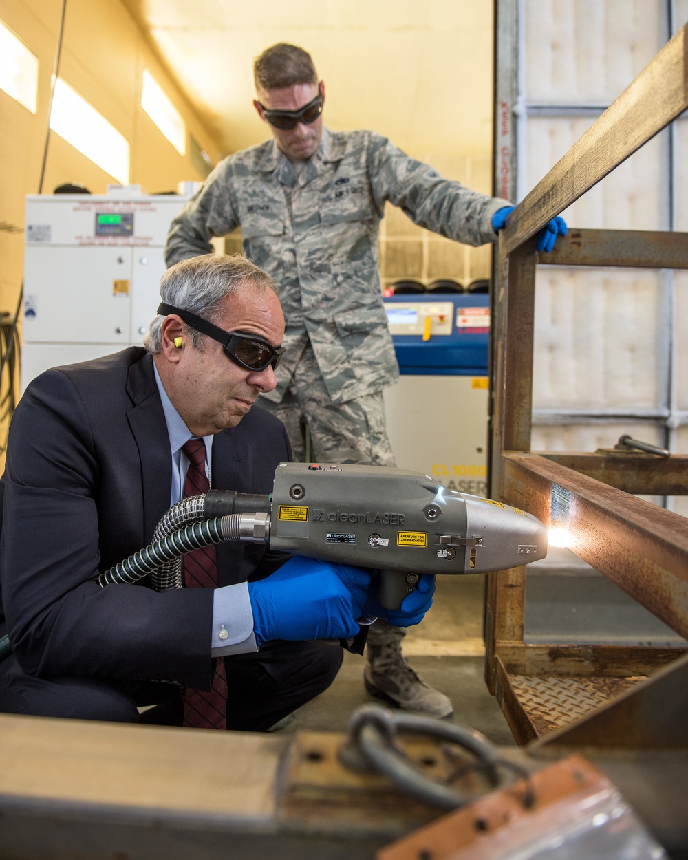 AF Chief Scientist Visits Travis AFB