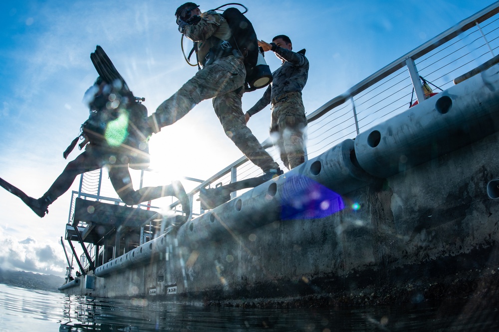 ROK EOD dives USS Arizona Memorial