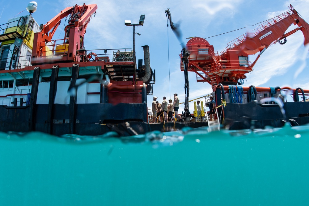 Canadian Clearance Divers on Mystique during RIMPAC