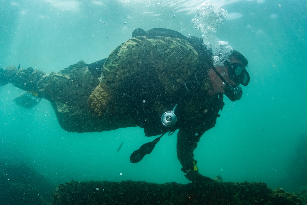 UCT-2 dives USS Arizona Memorial during RIMPAC 2018