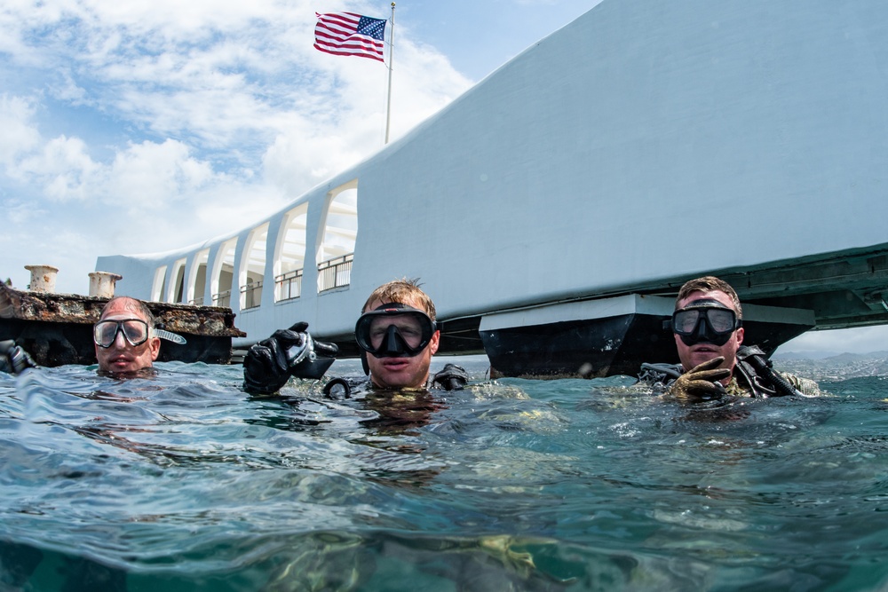 UCT-2 dives USS Arizona Memorial during RIMPAC 2018