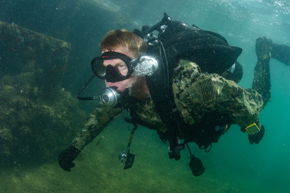 UCT-2 dives USS Arizona Memorial during RIMPAC 2018