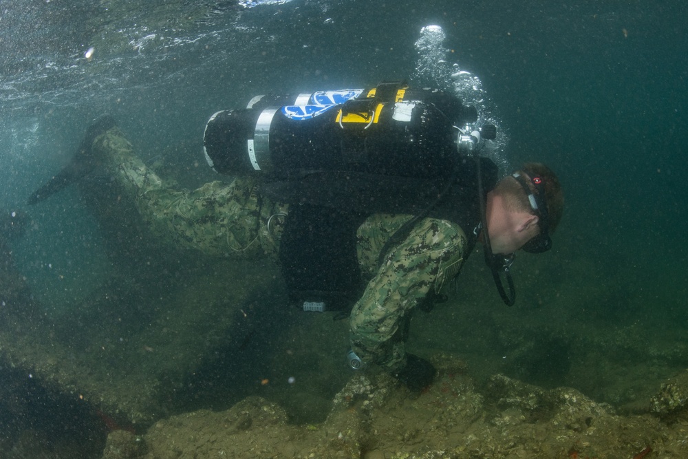 UCT-2 dives USS Arizona Memorial during RIMPAC 2018