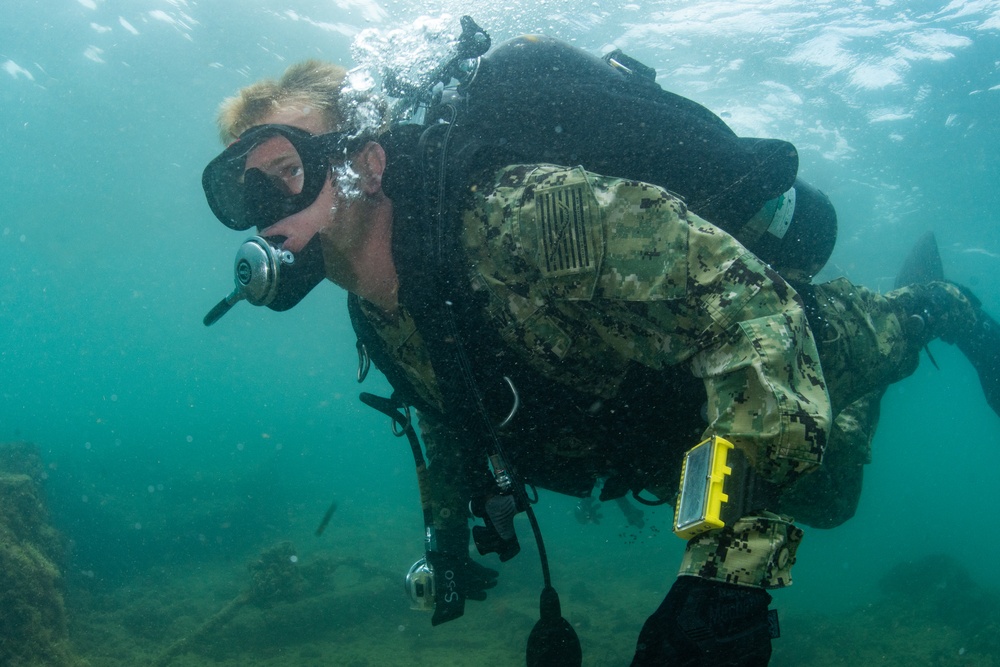 UCT-2 dives USS Arizona Memorial during RIMPAC 2018