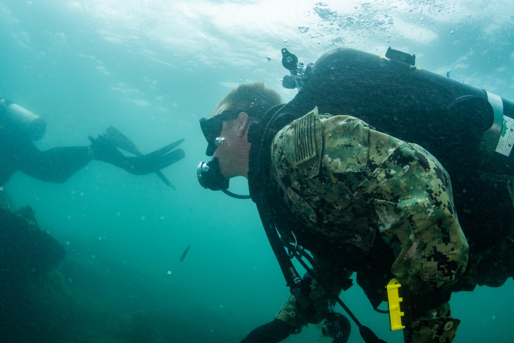 UCT-2 dives USS Arizona Memorial during RIMPAC 2018