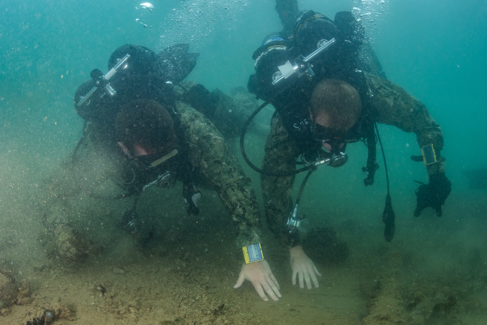 UCT-2 dives USS Arizona Memorial during RIMPAC 2018