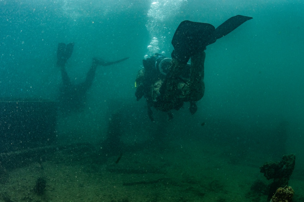 UCT-2 dives USS Arizona Memorial during RIMPAC 2018