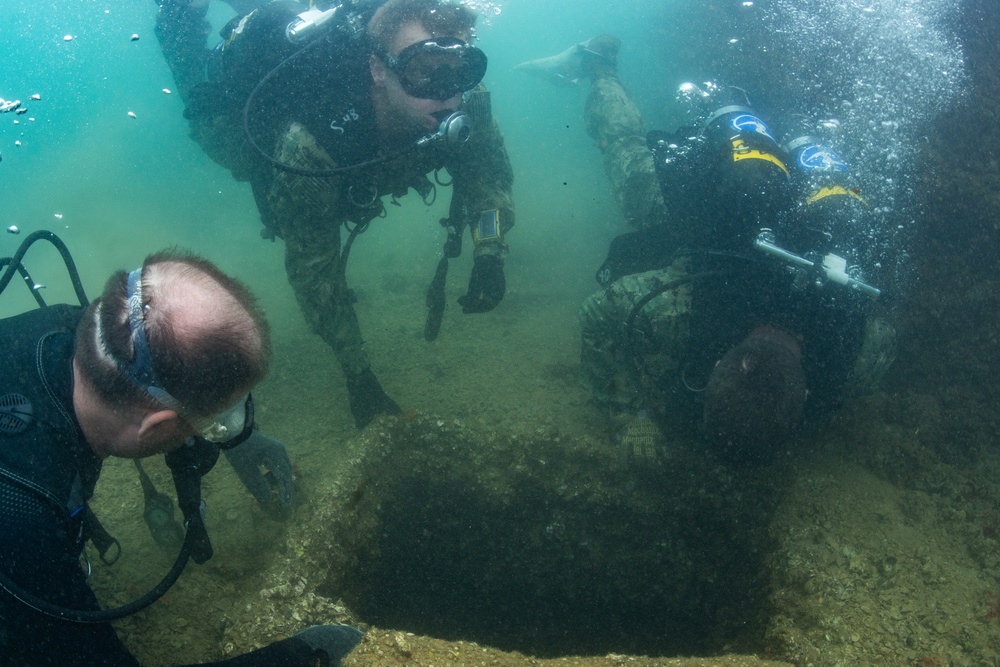 UCT-2 dives USS Arizona Memorial during RIMPAC 2018