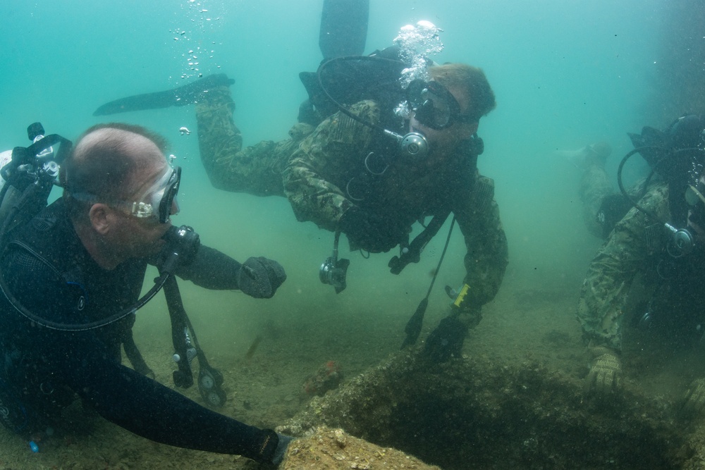 UCT-2 dives USS Arizona Memorial during RIMPAC 2018