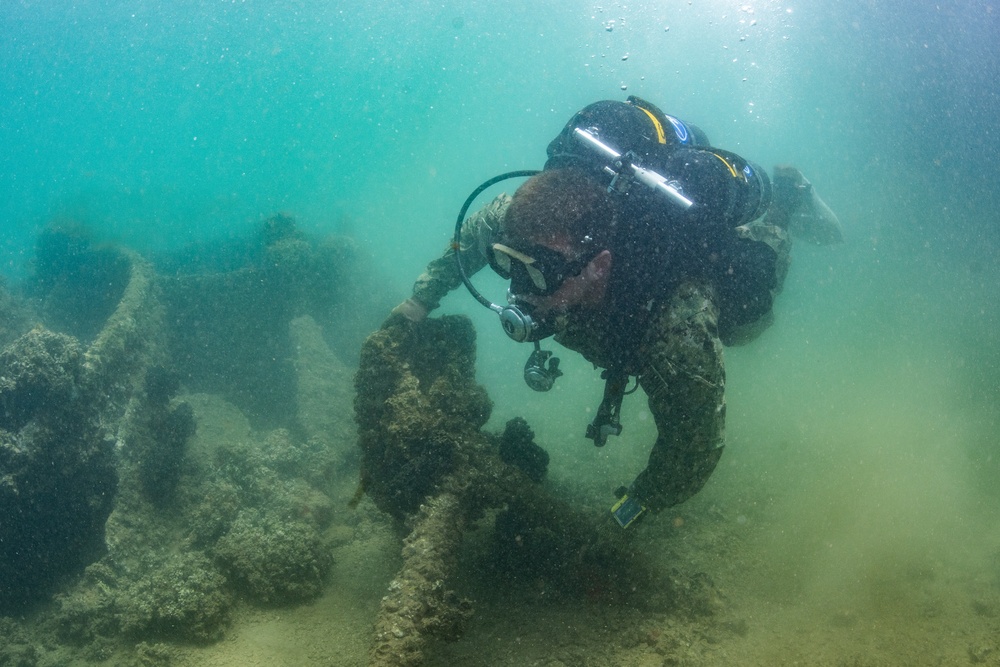 UCT-2 dives USS Arizona Memorial during RIMPAC 2018