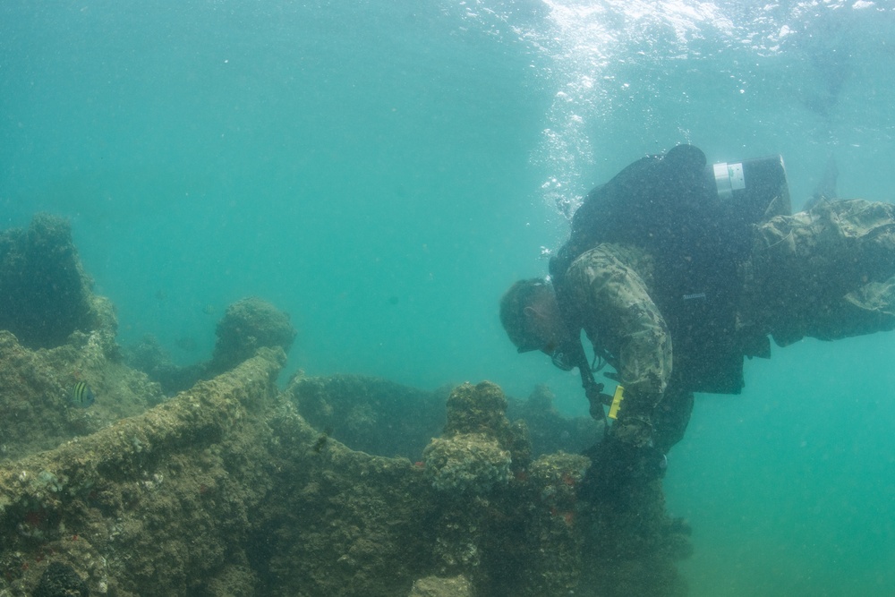 UCT-2 dives USS Arizona Memorial during RIMPAC 2018