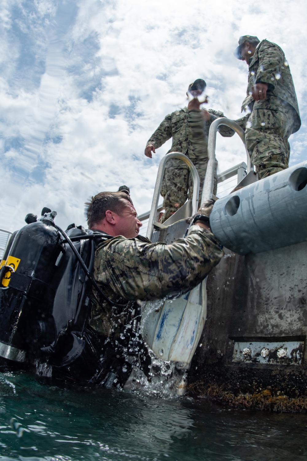 UCT-2 dives USS Arizona Memorial - RIMPAC 2018