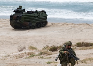 US Marines, Canadian Soldiers Partner in Final Amphibious Assault During RIMPAC