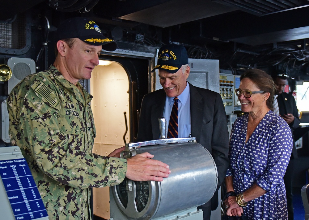 SECNAV visits with BLR Sailors.