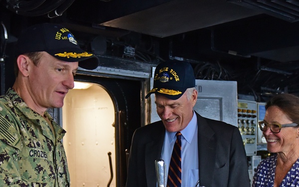 SECNAV visits with BLR Sailors.