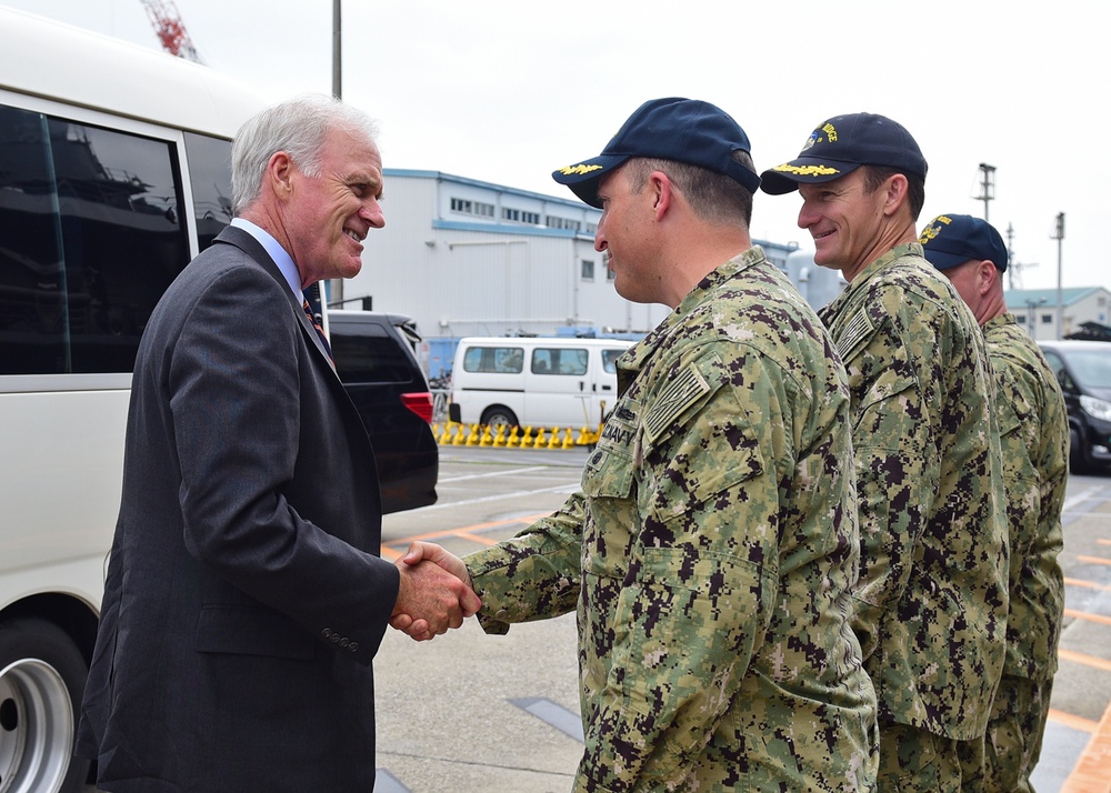 SECNAV visits with BLR Sailors.