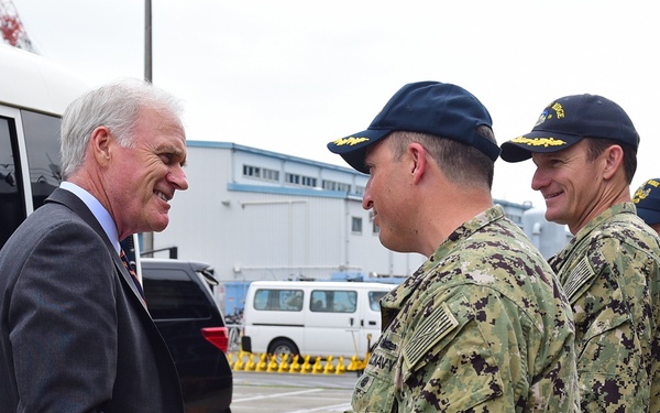 SECNAV visits with BLR Sailors.
