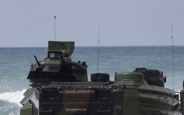 U.S. Marines, Canadian soldiers team up for amphib raid during RIMPAC