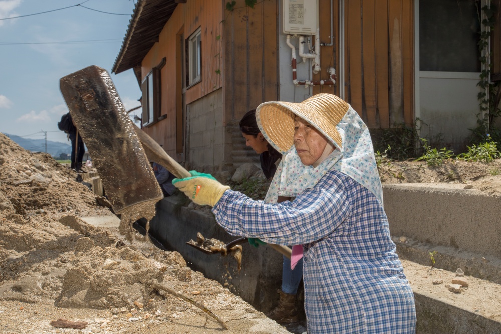 MCAS Iwakuni residents volunteer in flood clean up