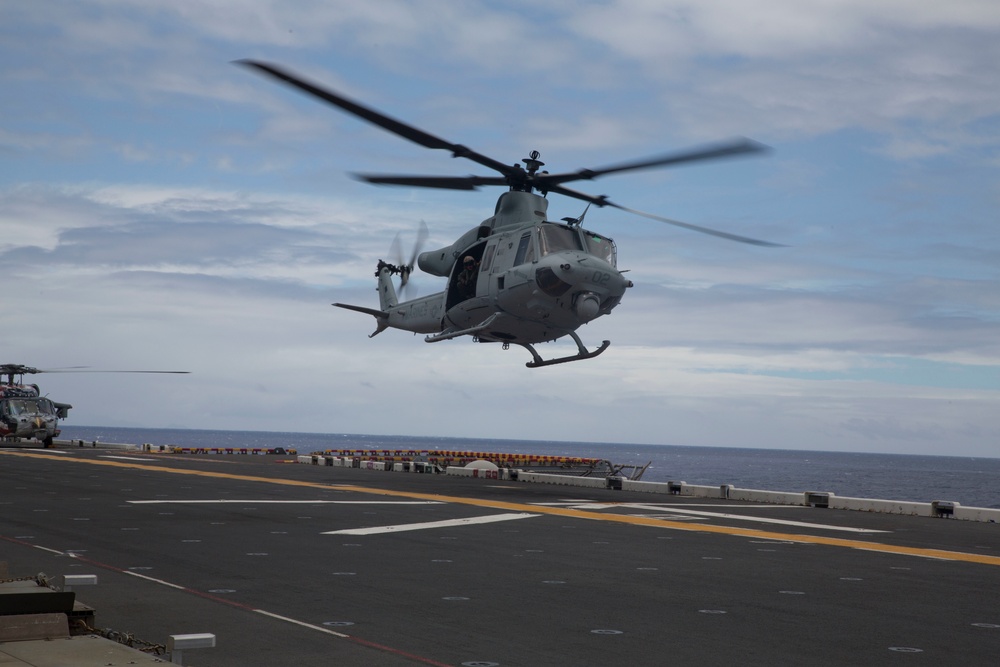 Third Marines CO visits USS Bonhomme Richard at sea