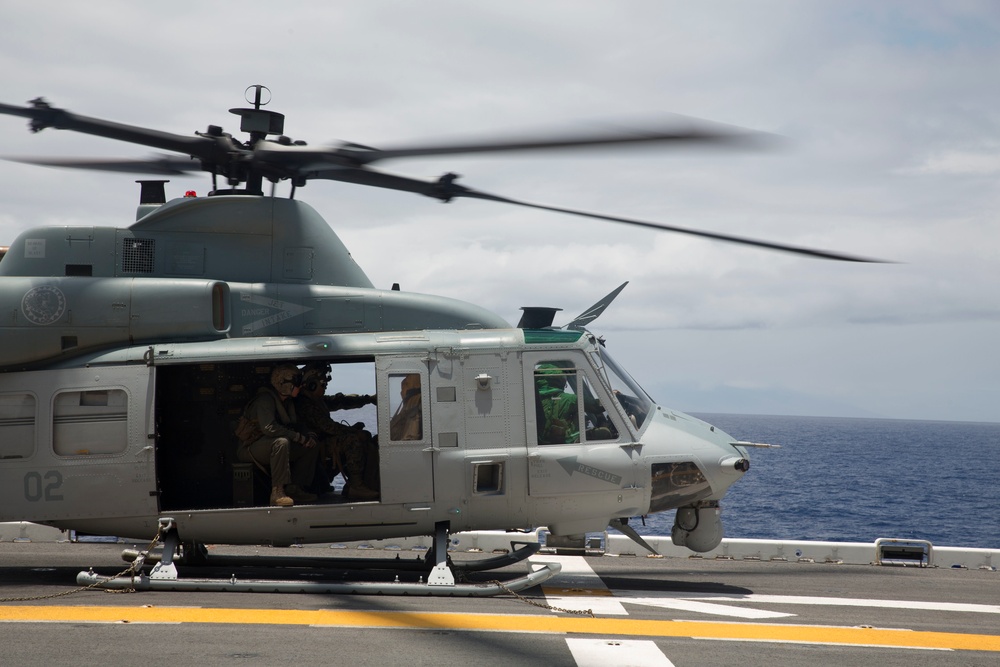 Third Marines CO visits USS Bonhomme Richard at sea
