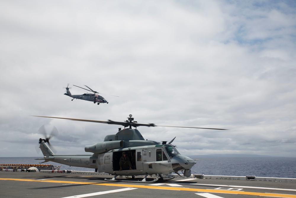 Third Marines CO visits USS Bonhomme Richard at sea