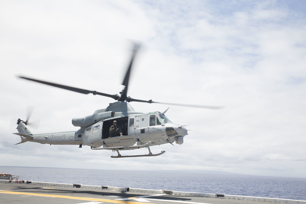 Third Marines CO visits USS Bonhomme Richard at sea