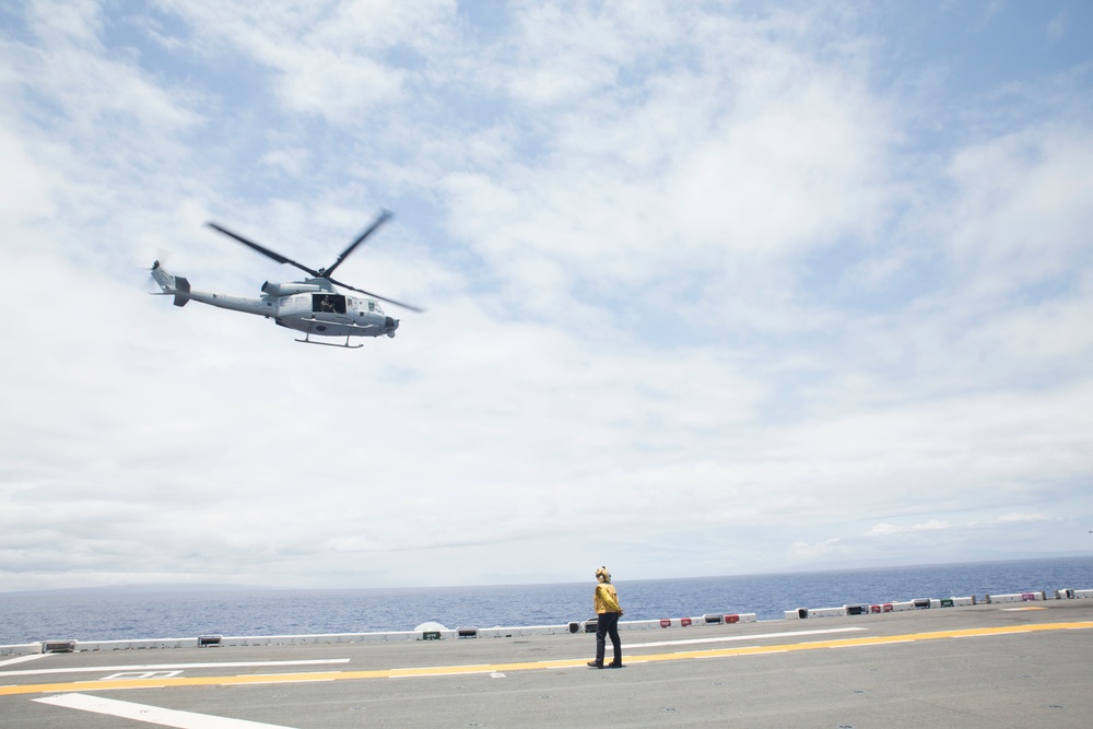 Third Marines CO visits USS Bonhomme Richard at sea