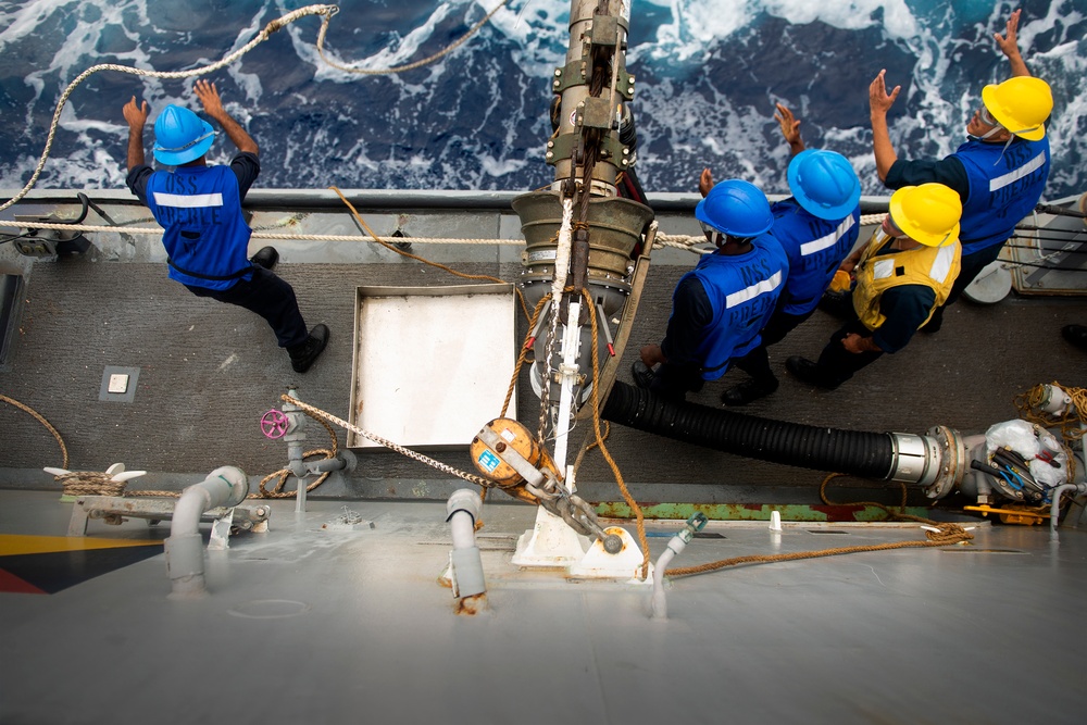 USS Preble (DDG 88) conducts replenishment-at-sea with HMAS Success during RIMPAC